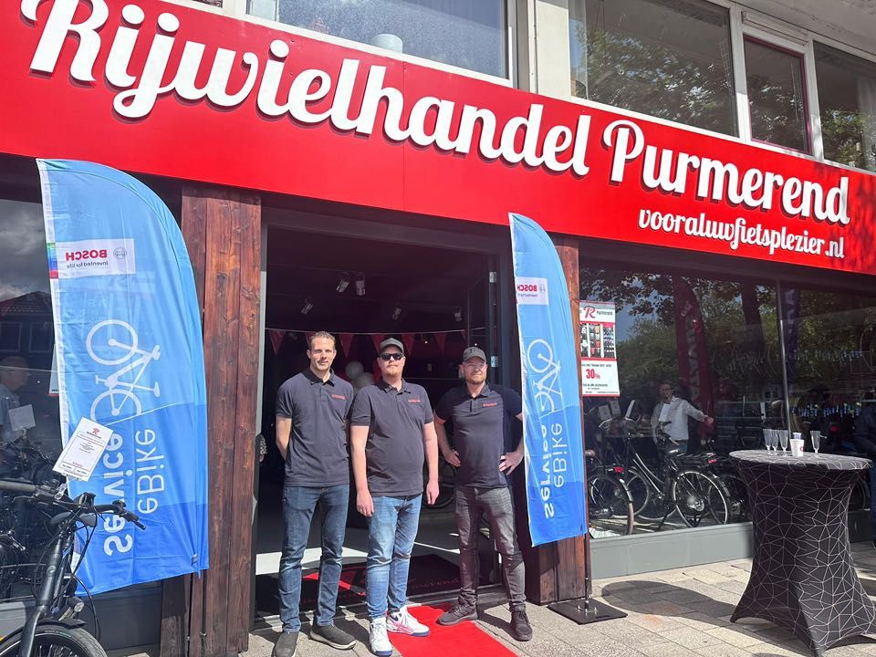 Voorgevel Rijwielhandel in Purmerend met personeel