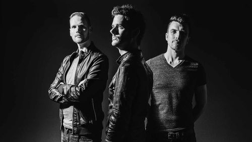Drie mannen in het zwart-wit