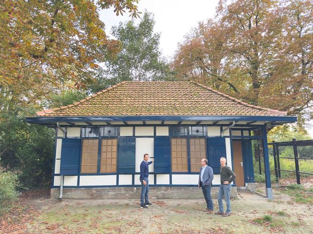 Projectteam bij het gerestaureerde rugbyhuisje