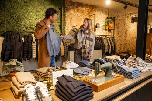 vrouw en man winkelen bij de paskaemer