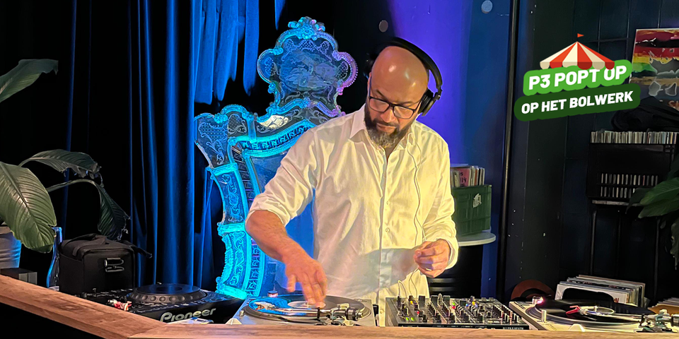 Een DJ die aan een draaitafel staat