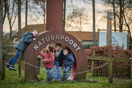 Kinderen bij de sleutel van Natuurpoort de Brandtoren Reusel