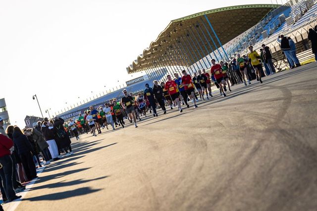 Mensen hardlopen over de TT circuit Assen