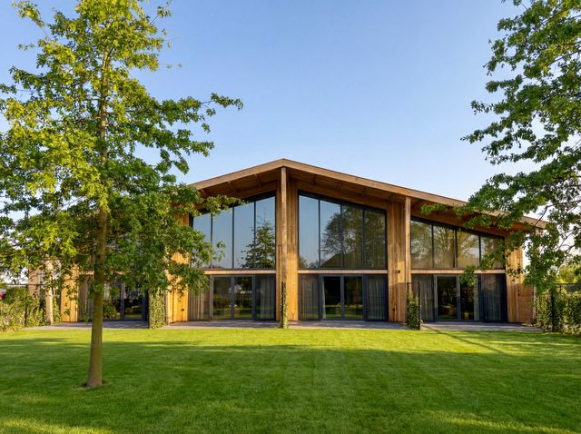 Gebouw bekleed met hout met de drie Luxury Lofts