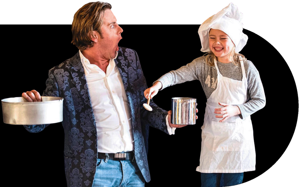 Goochelaar Martijn Martell tovert samen met een kind dat verkleed is als een kok
