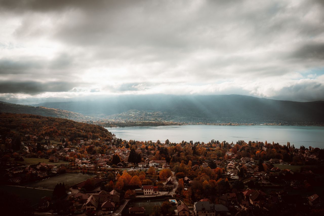 Herfst in Annecy, Frankrijk van bovenaf