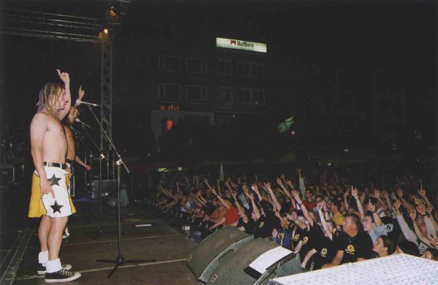 Beschrijving	33e Vierdaagsefeesten. Optreden van (?) op het podium van het Koningsplein
Datering	7/2002