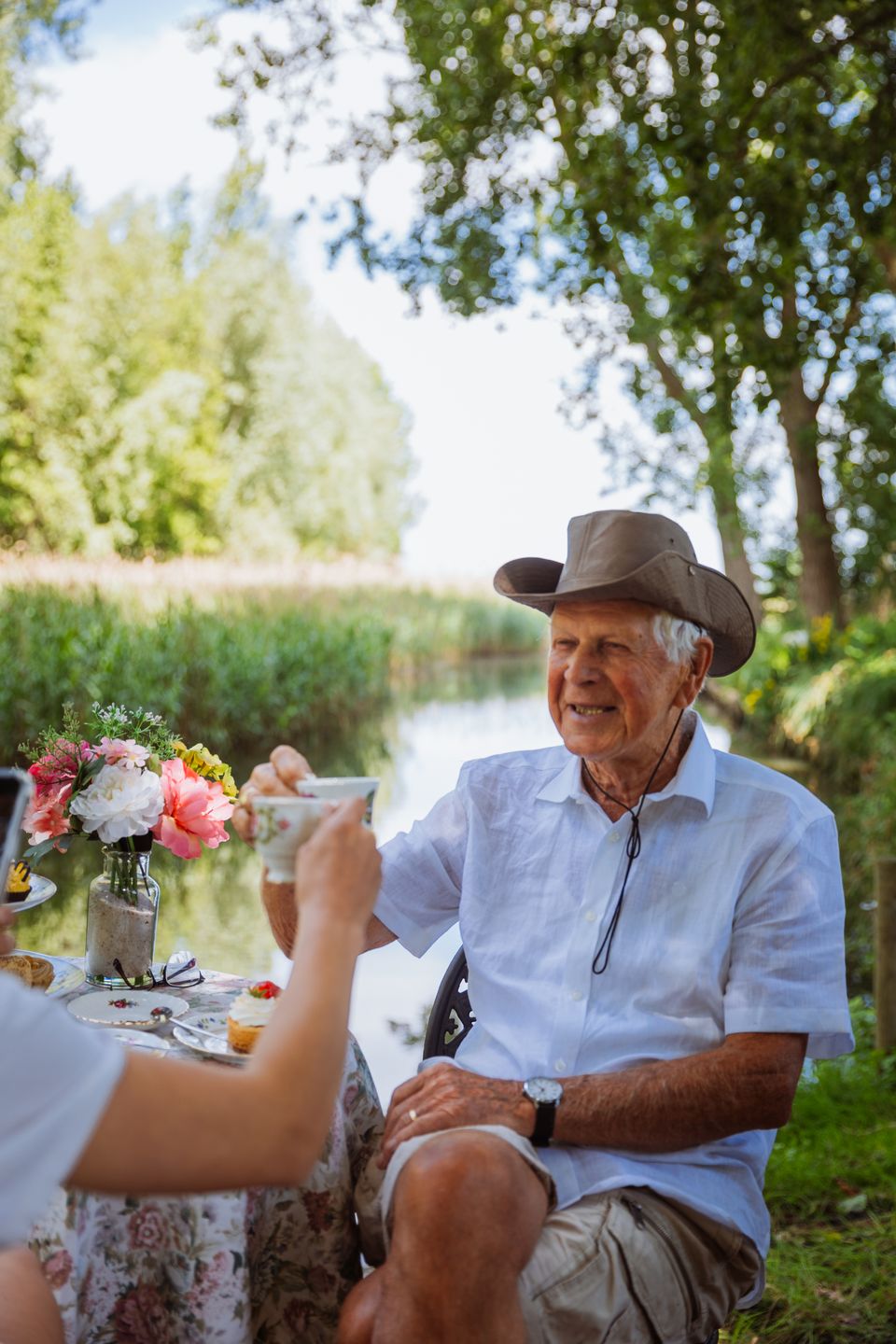 Opa drinkt thee