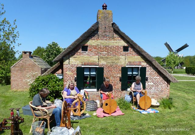 Spinsters voor een huisje bij De Sukerei