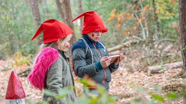2 kinderen op het Kabouterpad Buitencentrum de Pelen