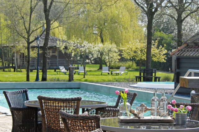 Zwembad en terras bij Sauna Thermen Zuidwolde.