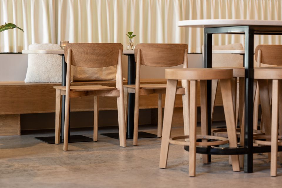 Bikke Maastricht interieur houten stoelen