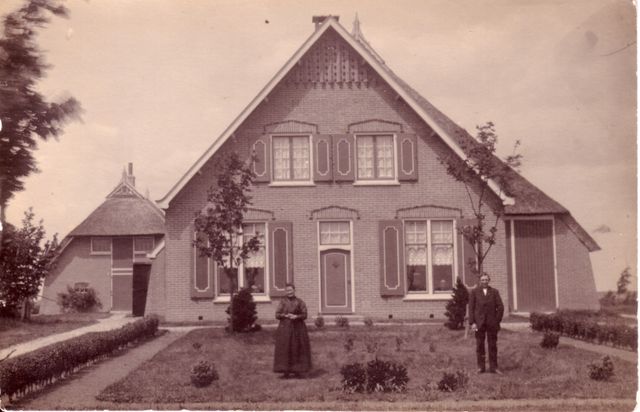 Trijntje Tiesinga en Hendrikus Vochteloo voor boerderij Nieuw Weper in 1928