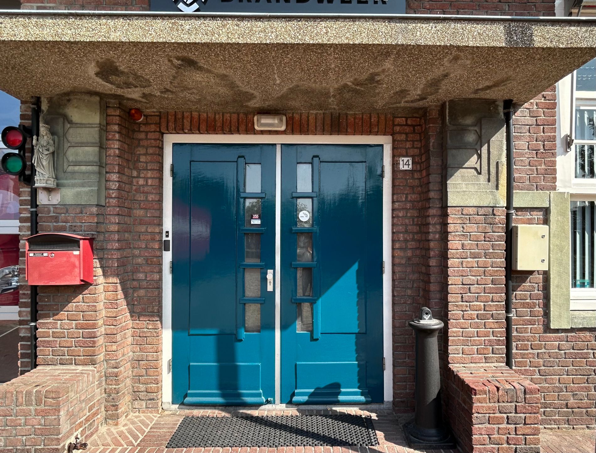 art deco elementen van de ingang van de oude school in Middelbeers