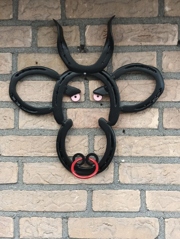 stierenkop gemaakt van hoefijzers