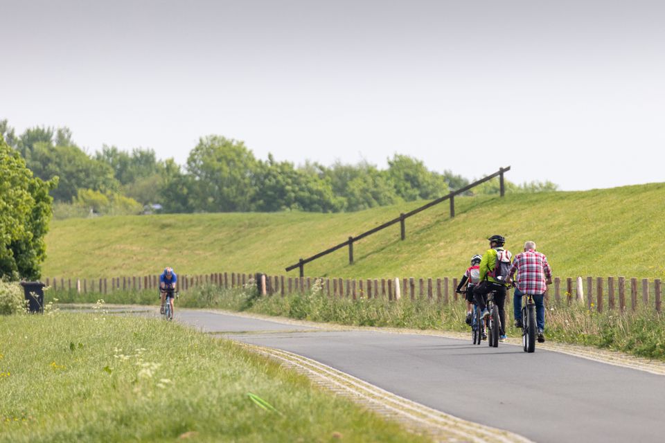 fietsen langs de voormalige zeedijk - ijsselmeer