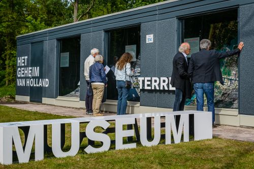 Een foto van mensen bij het museum