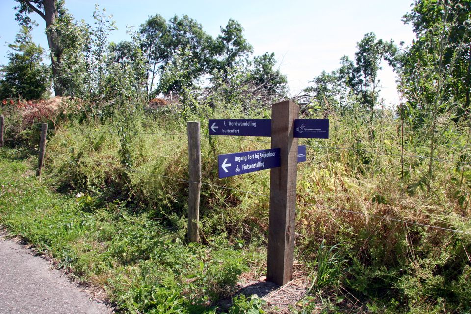 Borden van Natuurmomumenten rond Fort bij Spijkerboor