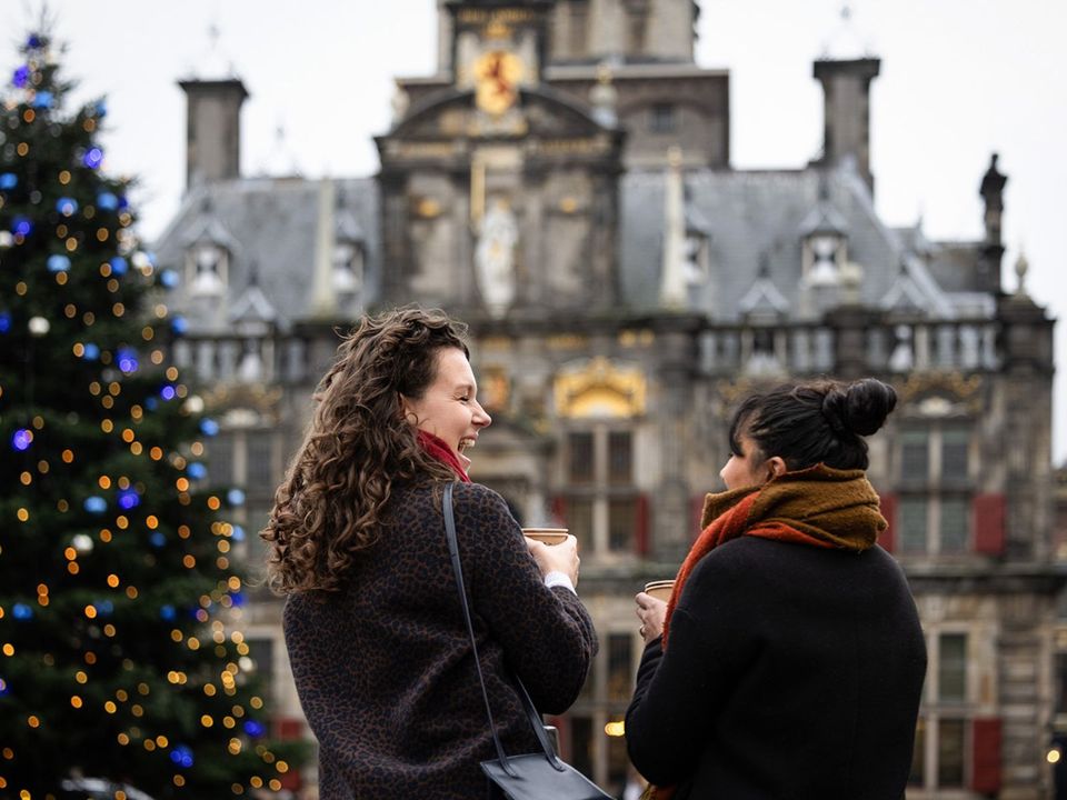 Twee vriendinnen bij de kerstboom op de Markt in Delft