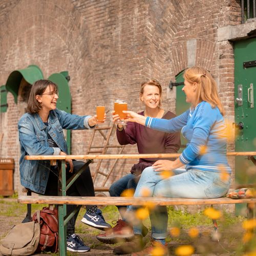 Vrouwen op terras met bier