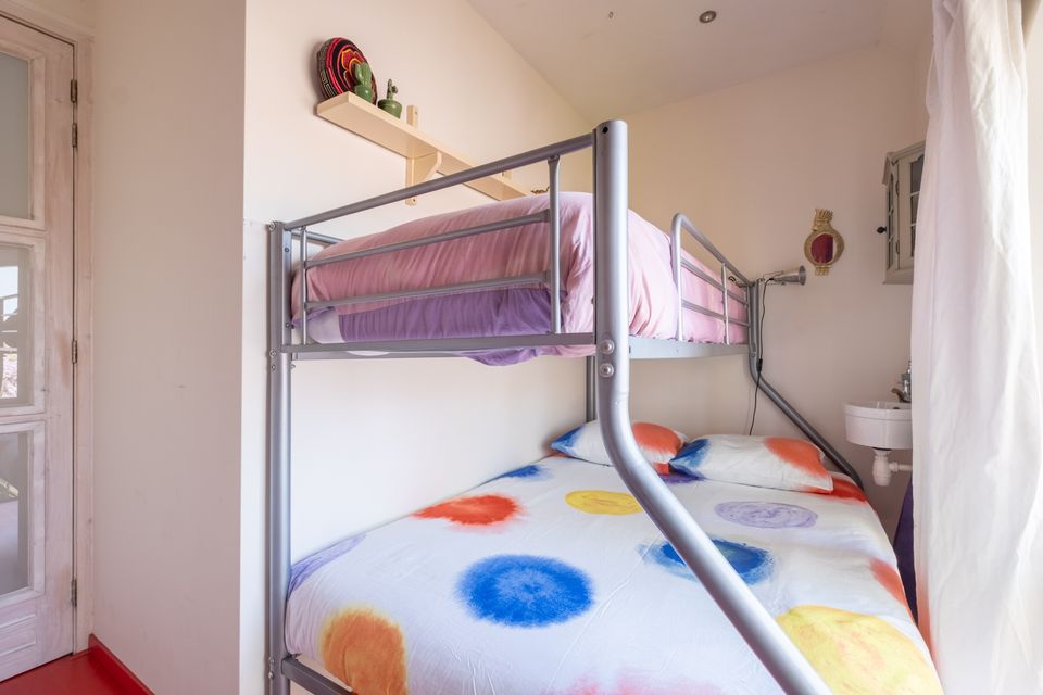 1x groot stapelbed: vast tweepersoons bed onder Daarboven 1x éénpersoonsbed Wastafel
