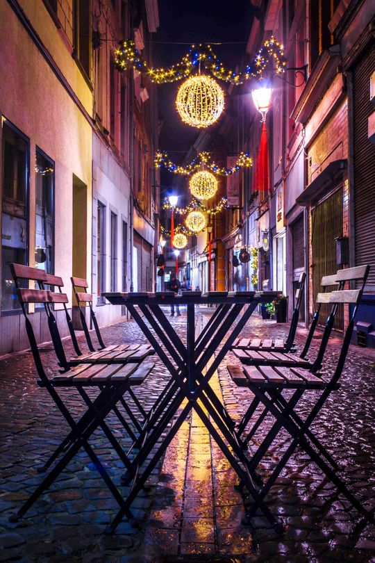 Luik terras straat avond