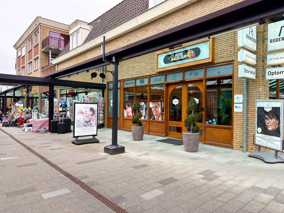 Optiek Koos Basseleur bij winkelcentrum De Stient in Volendam