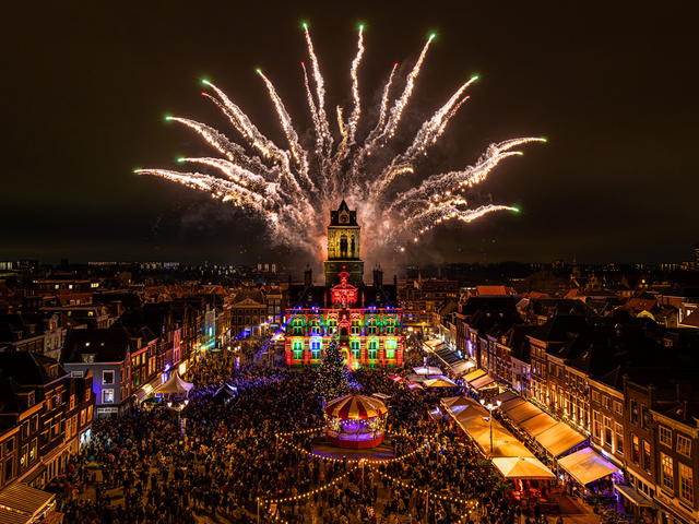 Lichtjesavond 2024 in Delft met vuurwerk achter het Stadhuis op de Markt