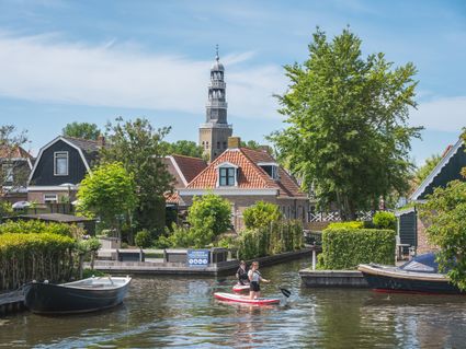 Een voorjaarsfoto met veel groen en bloemen in Hindeloopen