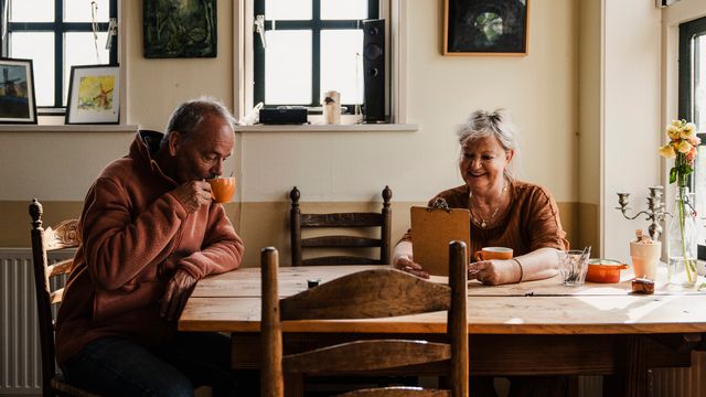 Twee mensen die koffie aan het drinken zijn bij Bezoekerscentrum De Breek