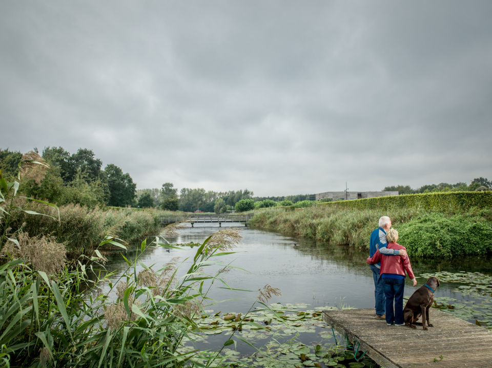 Koppel met de hond buiten bij de Kemphaan