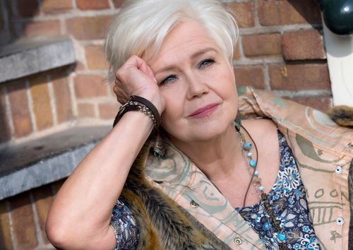 Vrouw met een denkend gezicht