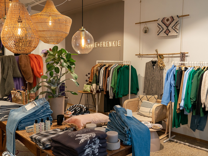 Binnen bij kledingwinkel Femme + Frenkie in Delft