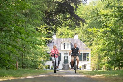 Twee fietsende mensen in Frederiksoord