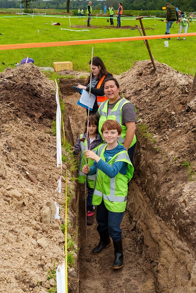 Archeologische opgraving met kinderen