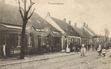 De Sint-Janstraat in het begin van de vorige eeuw, met links het tramstation en daarnaast de woning waar Piet Mondriaan een jaar lang woonde.
(Het Uden-archief van Bressers)