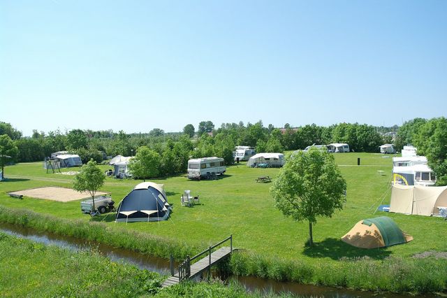 Mensen die aan het kamperen zijn op minicamping de Swaenebloem