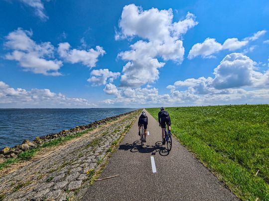 Ruimte, vrijheid en verrassend veel (nieuwe) natuur; wielrennen in Flevoland is duidelijk anders. Ontdek 10 nieuwe Flevolandse wielrenroutes.
