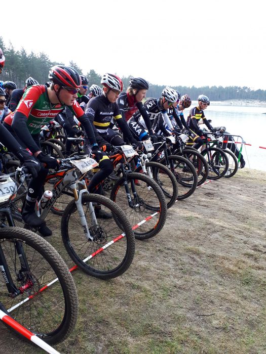 Fietsers staan bij de start.