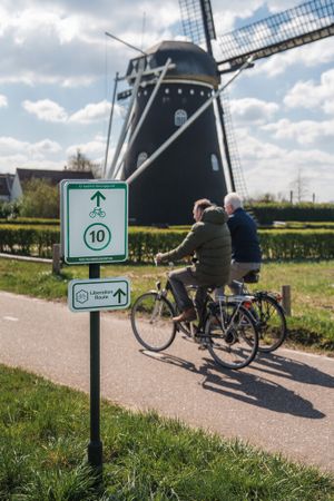 Volg de bordjes met 'Liberation Route'. Deze hangen onder de reguliere knooppuntborden.