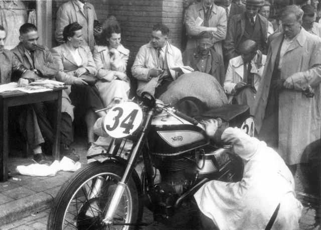 Op de foto wordt de motor van coureur 34 gekeurd op het Veemarktterrein in Assen