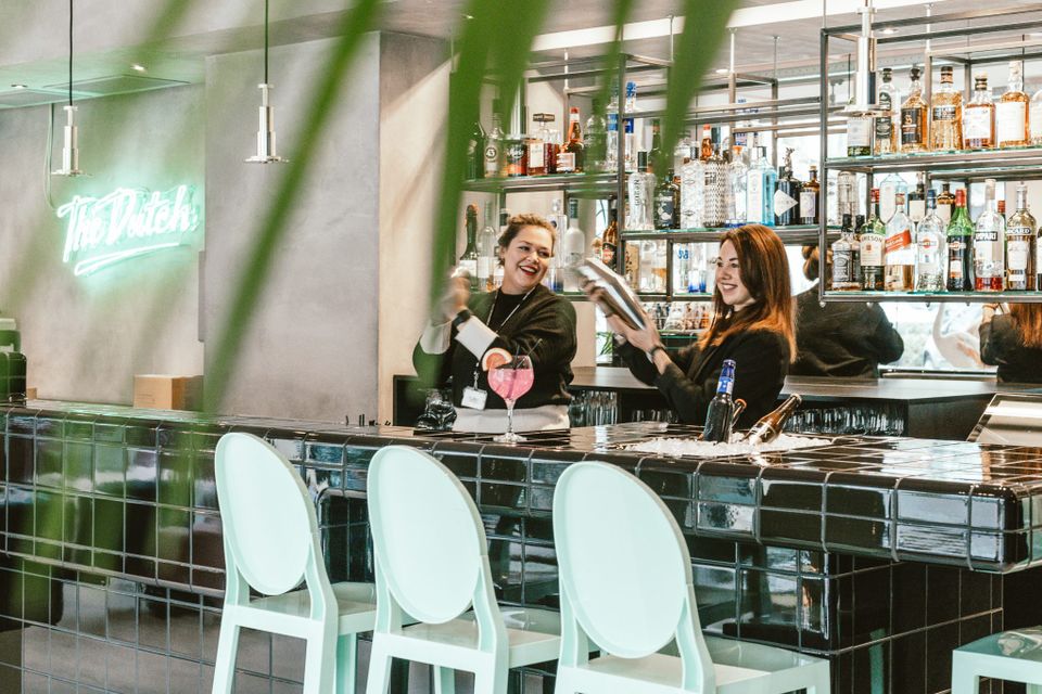 The Dutch hotel Maastricht bar twee personen cocktail shaken