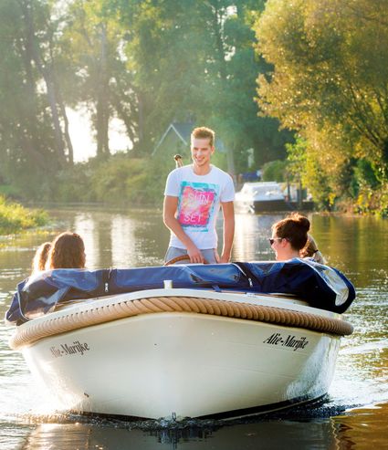 Varen in Land in Friesland. Leuk ook voor tieners op vakantie in Noordoost Friesland.