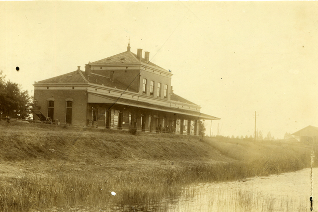 Historische foto van het oude station in Hoogeveen.