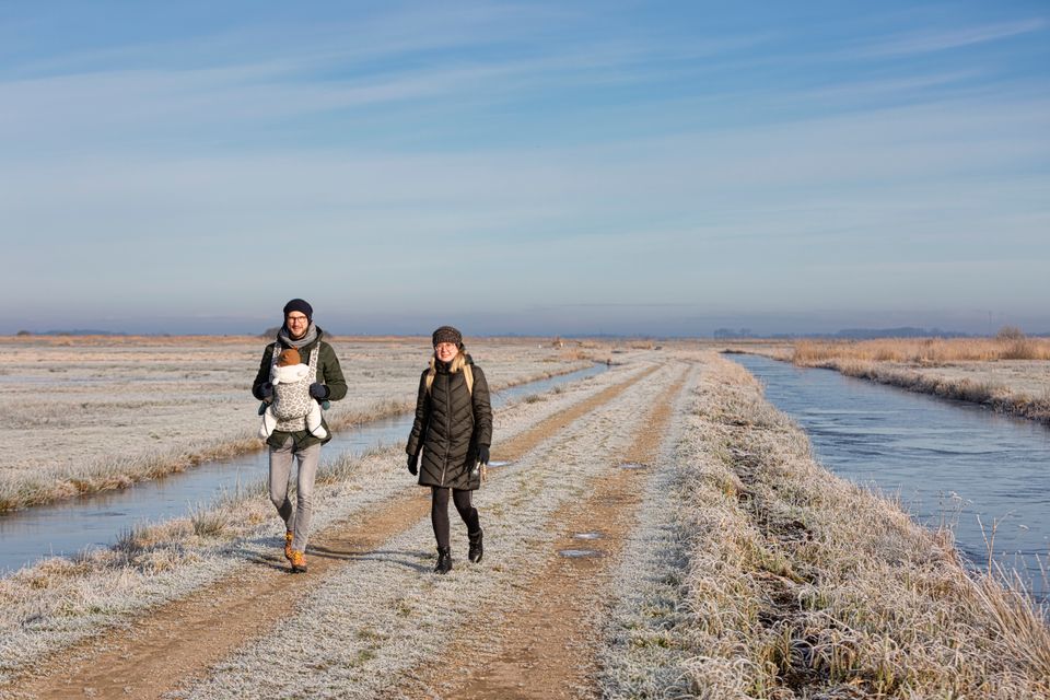 Wandelen in de winter in een besneeuwd landschap