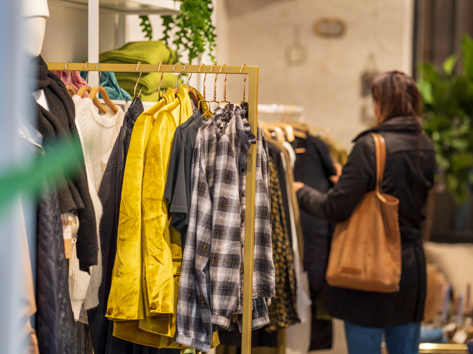 Binnen bij een kledingwinkel in Delft