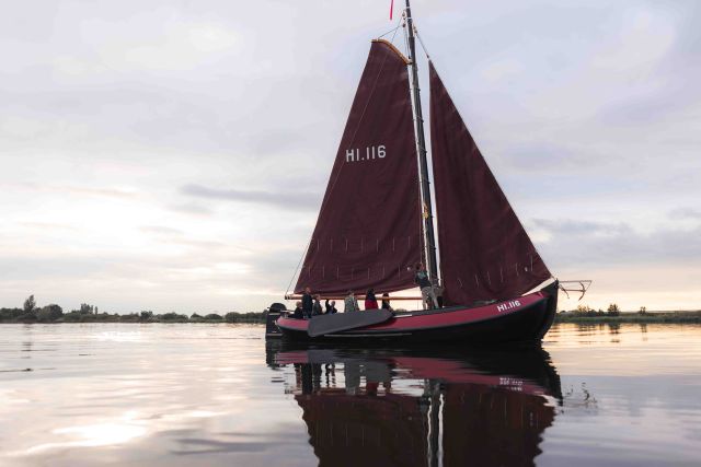 De Lemsteraak van Brette Hoanne op het water van de zijkant.