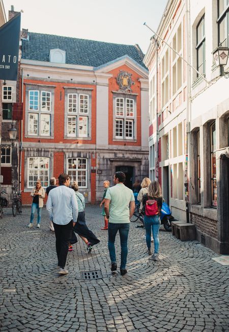 Koestraat Maastricht groep stadswandeling met gids