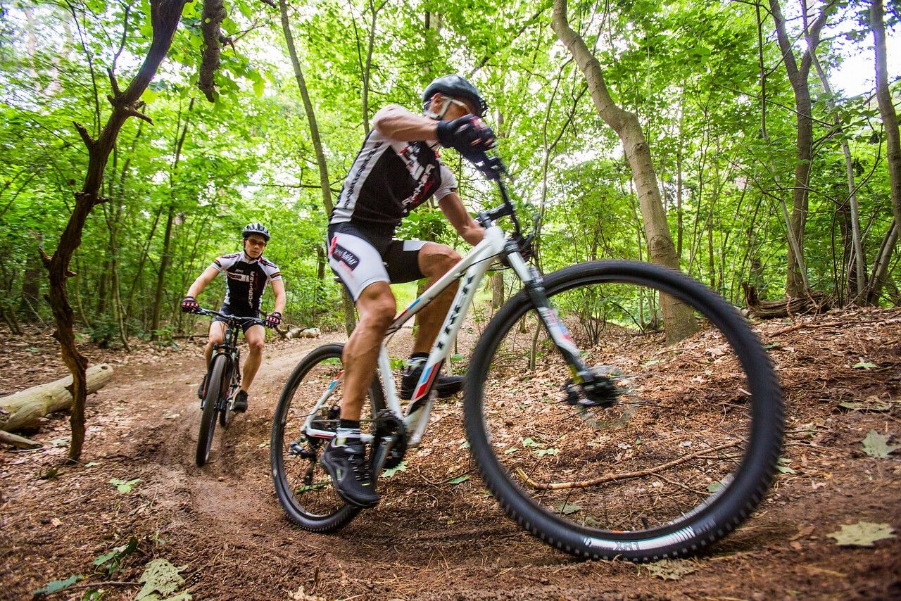 2 mountainbikers tijden door het bos
