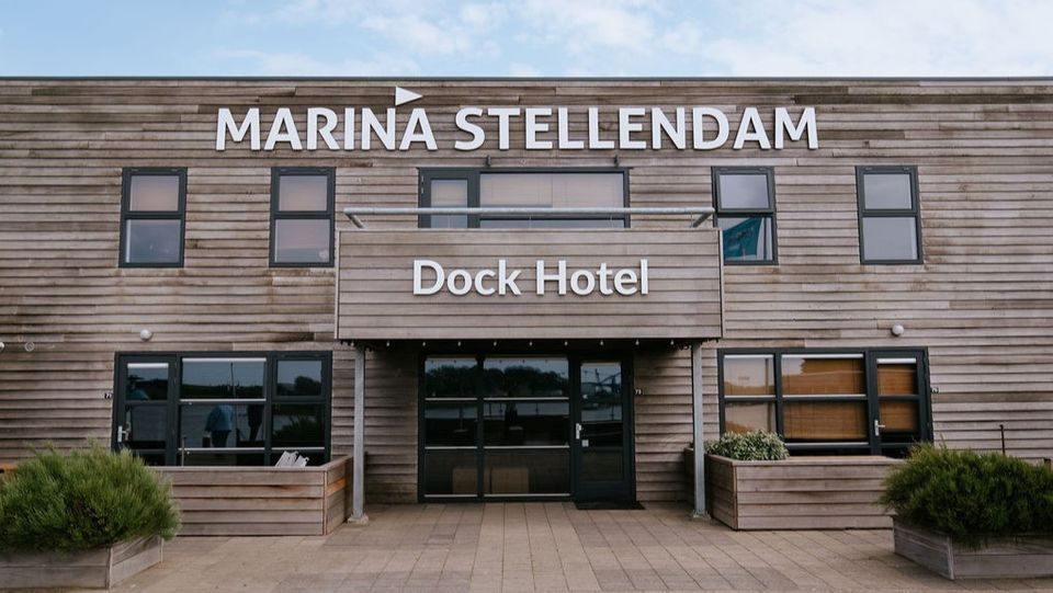 Voorkant met entree van Dockhotel Sellendam